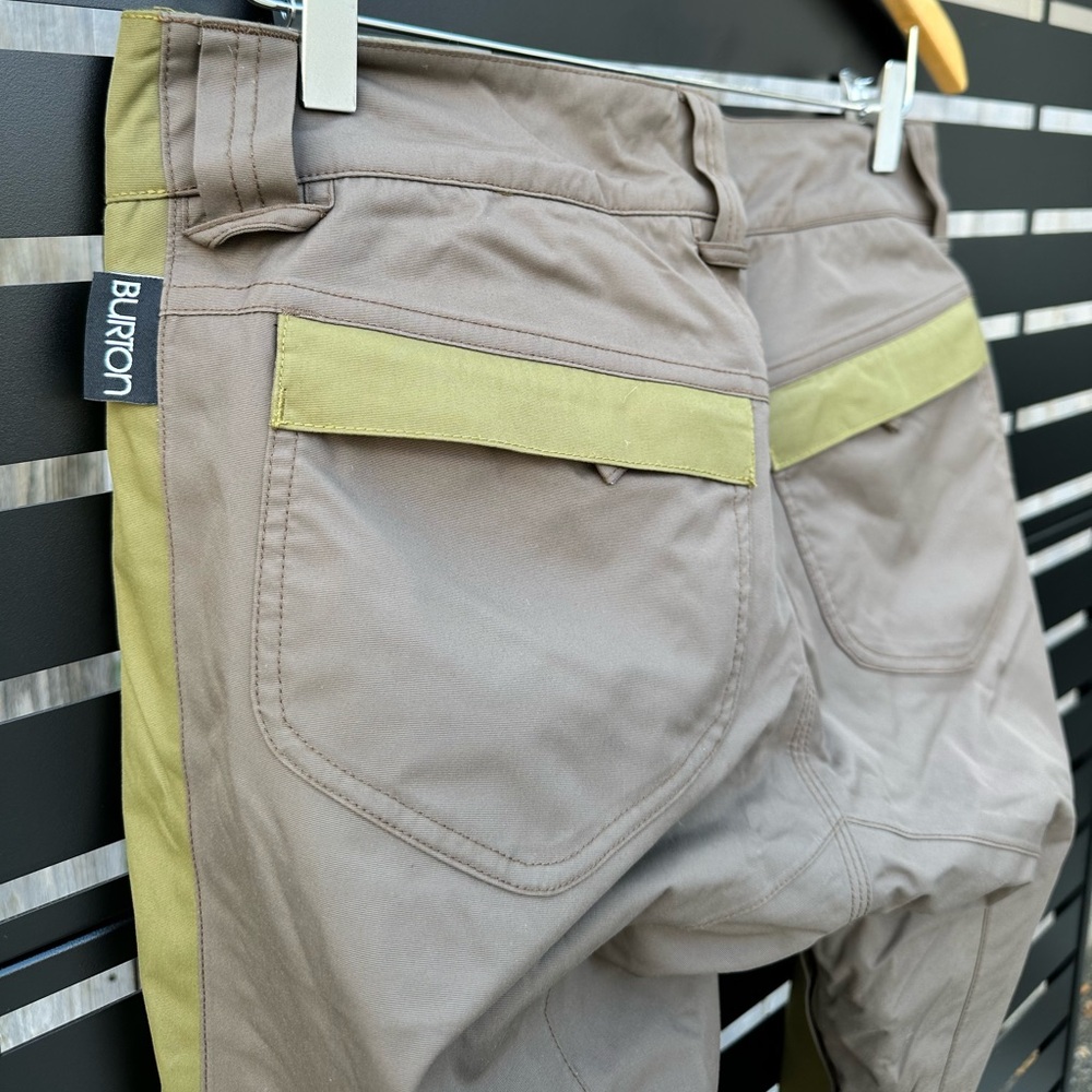 Burton x Gwen Stefani’s LAMB Snow Pants. Women’s size medium. Olive Green.